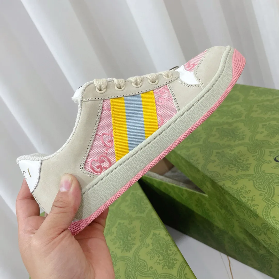 Ex-factory price: 540💰 GUCCI Gucci's newly upgraded back cover lining, top-notch old dirty shoes, classic casual sports shoes for couples, retro sneakers and old G family dirty shoes, updated at the counter simultaneously! ①The shoe upper has the same water-based edge coating process as the original version⚠️The ordinary oil edges on the market have a strong glue feel and are easy to fall off! Grade A first-layer nubuck leather (with pores)/matching computer embroidered double G cloth, high-density terry velvet lining. ② A PVC transparent small round mark sealing line is added to the details of the midsole. The mold is opened six times and the jewelry craftsmanship is used to customize the two-color double G buckle, striving to be the same as the original version. A pair of buttons is more than three times more expensive than ordinary buckles on the market. ③An old two-color washable label, the chip is placed on the outer waist of the right foot, the entire shoe is completely hollowed out with rubber technology, TUP material (rubber to distinguish the market) with the latest green packaging from the counter, 3D printed handbag, and a pair of shoelaces. There is no pressure when entering and exiting the counter. You can buy a 1:1 accurate replica of the original version and modify and upgrade it repeatedly. The details are perfectly restored, the materials are all customized, and they are truly top-notch. Please look at the details clearly to identify the quality. Upper: First-layer frosted cowhide/embroidered double G cloth. Lining: original high-density velvet lining. Foot pads: original pearlescent sheepskin. Outsole: private molded vacuum TPU material. Packaging: original top-grade full set packaging at the counter. Shoe size: women's size 35-40, men's size 39-44 (men's size 38, 45🉑️customized, non-returnable)